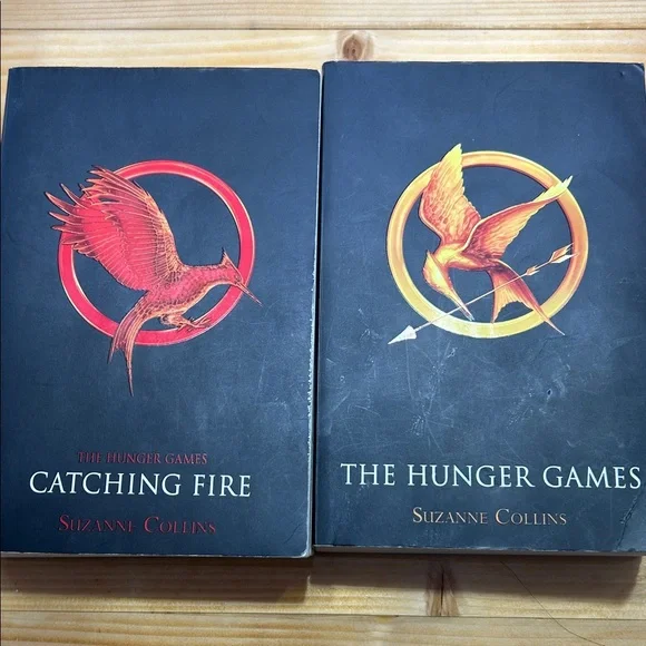 The Hunger Games Book Set by Suzanne Collins - Black and Red - Picture 1 of 4